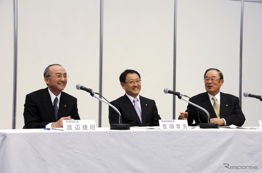 10代目社長：渡辺捷昭氏（向かって左）。11代目中央は社長就任が発表された豊田章男氏（2009年1月）