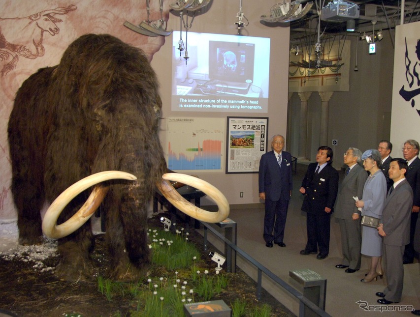 2005年、愛・地球博で明仁天皇を迎えた豊田章一郎氏