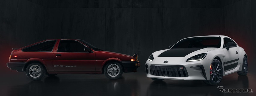 トヨタ GR86 の「トレノ・エディション」（右）と スプリンター・トレノ（AE86型、米国名：カローラ・スポーツ GT-S）