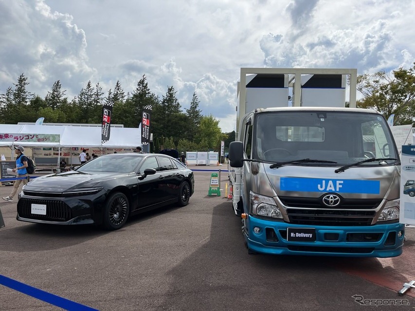 トヨタとJAFが開発した給水素トラック（右）、クラウンセダン FCEV（左）