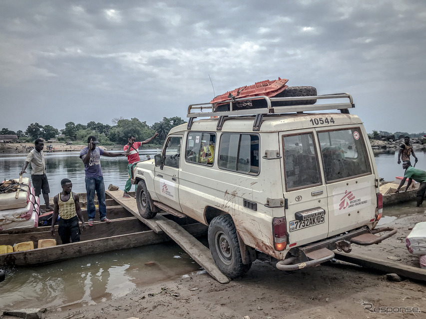 世界各地で活躍するランドクルーザー :集団予防接種のため、いかだに乗り込み川を渡ろうとするランドクルーザー