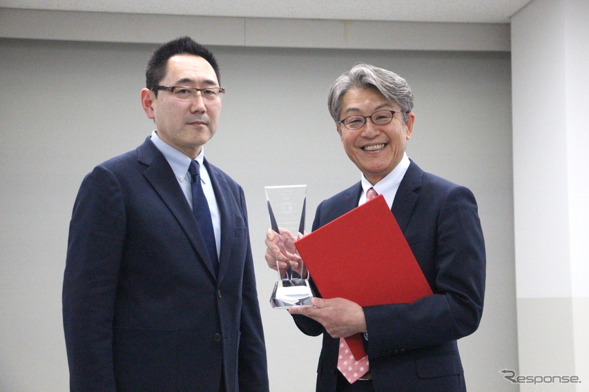 新型プリウスの開発を担当したトヨタ自動車 Toyota Compact Car Company TC製品企画 ZF 主幹の菅野伸介氏（右）と「いいクルマアワード2024」三浦和也選考委員長（左）