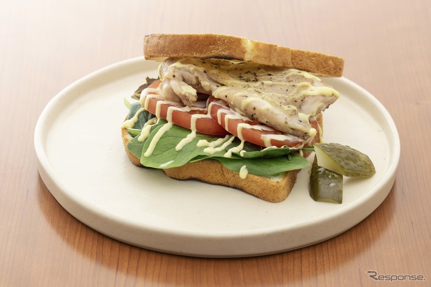 CROWN STYLE CAFÉ：チキンと有機ベビーリーフのサンドイッチ