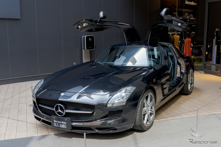 Mercedes me TokyoにはSLS AMGを展示。ガルウイングが特徴的だ。