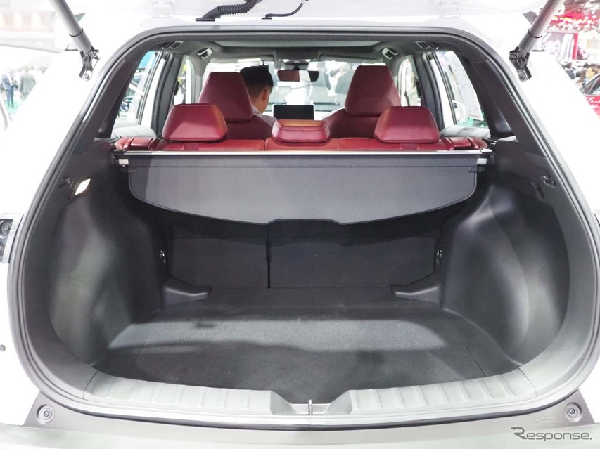 トヨタ カローラクロス HEV Premium Luxury。バックドアはパワー式