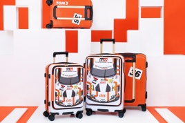 「au TOM'S GRスープラ」カラーのスーツケース（大小2サイズ）
