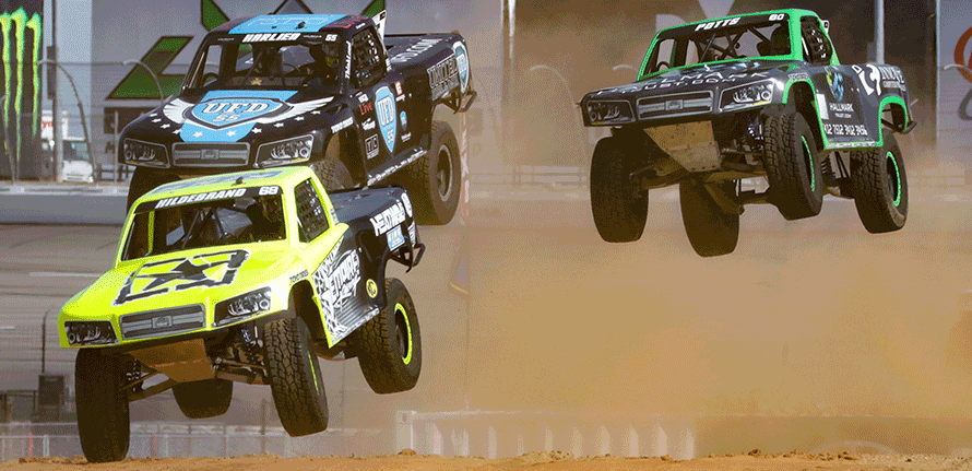 ピックアップが宙を舞う アメリカンなレースに日本人初参戦 トヨタ自動車のクルマ情報サイト Gazoo