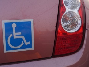 駐車違反にならないって本当 車椅子マークの意味 トヨタ自動車のクルマ情報サイト Gazoo
