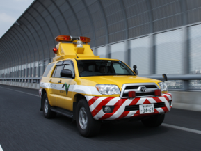 高速道路で見かける黄色のクルマの正体は？