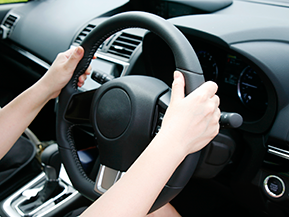 10時10分はもう古い ハンドルの握り方をおさらい トヨタ自動車のクルマ情報サイト Gazoo