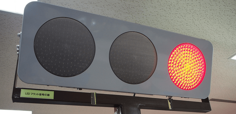 レンズに凹凸!? 厚さ6cm「フラット型信号機」に隠された工夫 | クルマ