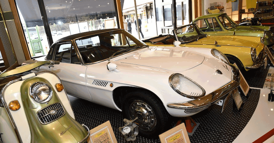 サービスエリア内に旧車を展示！名車を眺めながら食事ができる「昭和