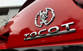 デモカーのエンブレムに母校の校章を！　母校廃校によせた想い