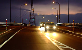 照らす範囲は左右対称じゃない？ヘッドライトの豆知識