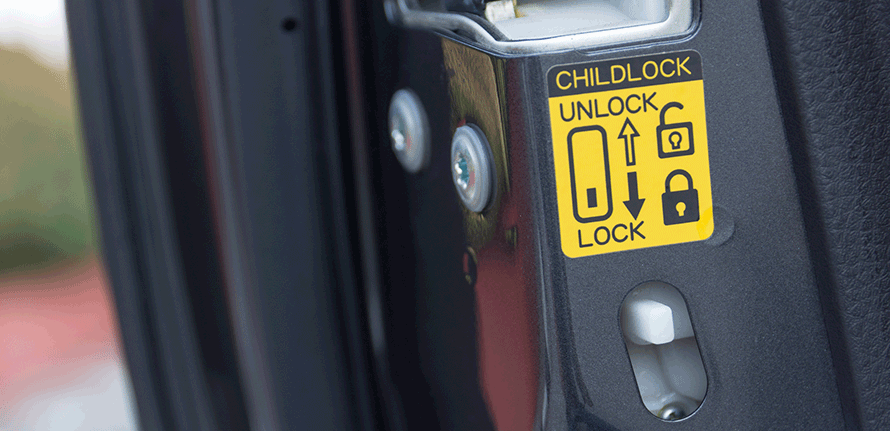 子どもをクルマに乗せるとき 忘れずに使いたい チャイルドロック とは トヨタ自動車のクルマ情報サイト Gazoo