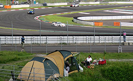 レース中にお風呂へ!?　富士24時間レースでヨーロッパ風観戦スタイルを楽しむ