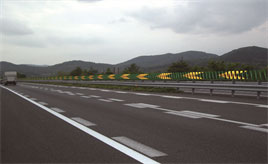 地味にスゴイ！　クルマの運転に欠かせない「視線誘導標」の役割とは