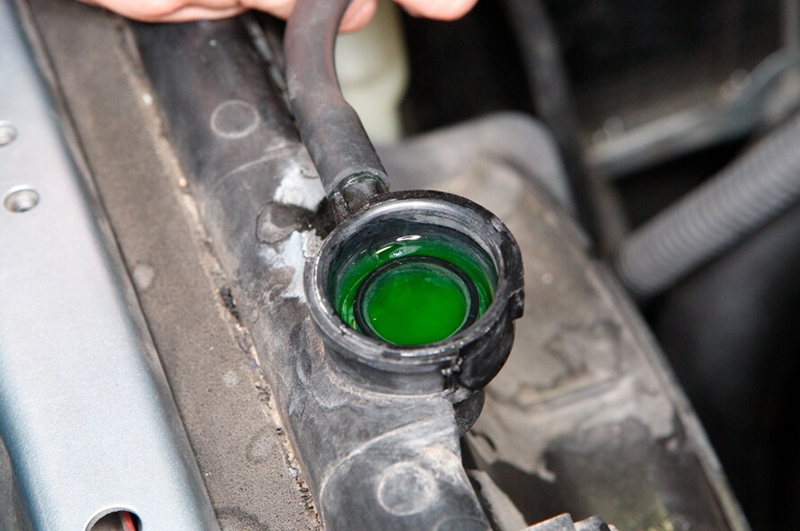 クーラント液 冷却水 とは 役割や色ごとの違い 交換する方法について解説 トヨタ自動車のクルマ情報サイト Gazoo