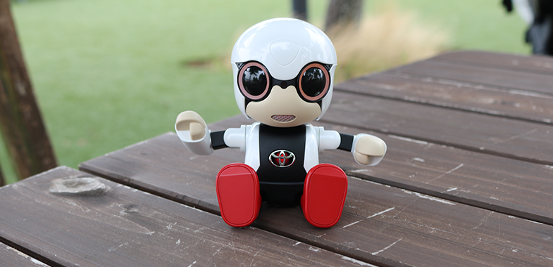 子どもから大人まで大人気！話題のロボット『 KIROBO mini 』と