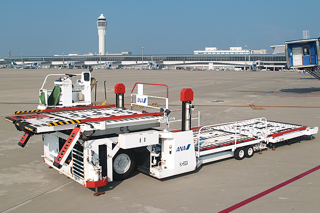 働くクルマ 大集合 ハイリフトローダー 空港で活躍するクルマ トヨタ自動車のクルマ情報サイト Gazoo