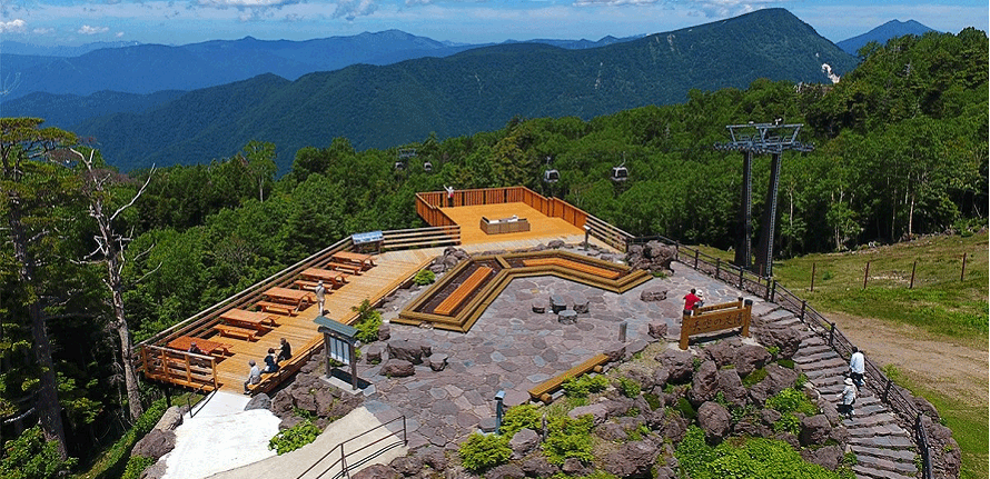 標高00m 天空の足湯 につかって絶景を満喫するドライブ 群馬県片品村 トヨタ自動車のクルマ情報サイト Gazoo