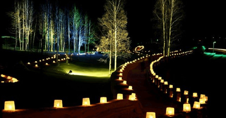 人気のアイスキャンドルの祭典！小さな炎がいくつもゆらめく幻想的な夜