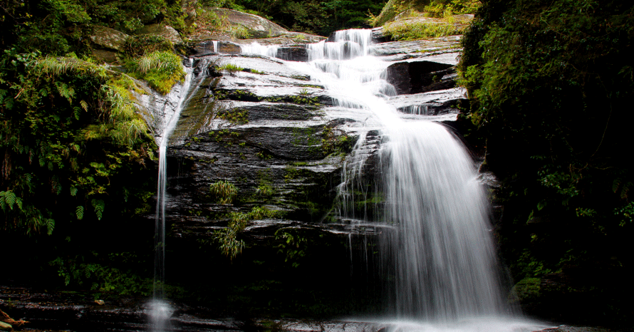 滝つぼのない、水しぶきが豪快な滝へ！木陰が多い清流で凉を感じよう