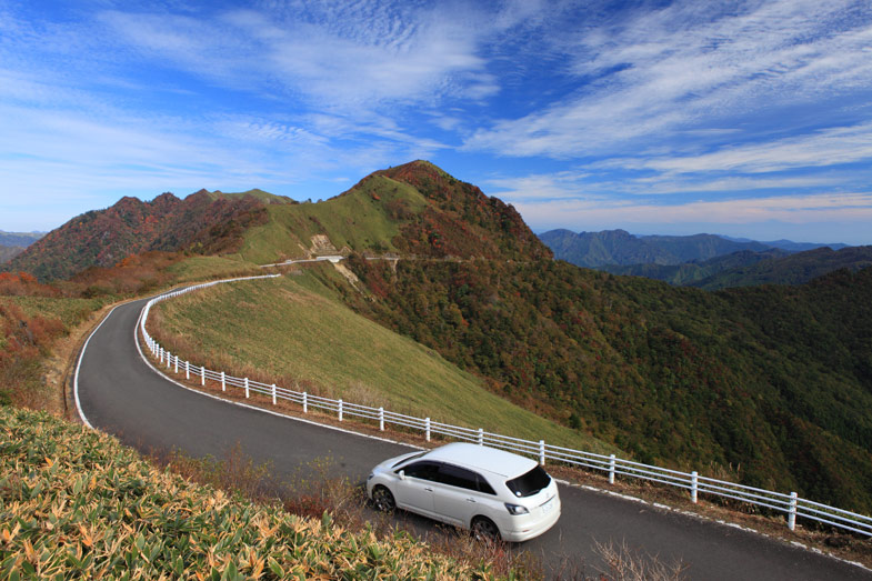 西日本最高峰の石鎚山を望み 四国山脈の最高所を走る山岳絶景ドライブルート トヨタ自動車のクルマ情報サイト Gazoo