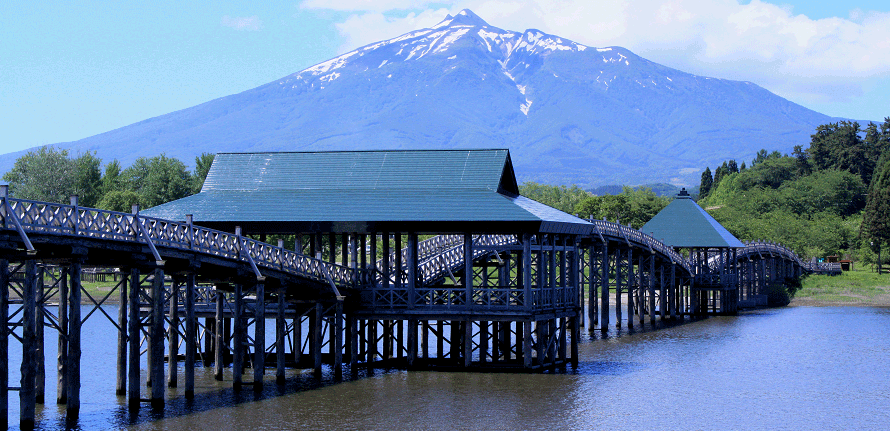 二連太鼓橋 この美しいフォルムを見よ！鶴が舞う姿の木造三連太鼓橋にうっとり