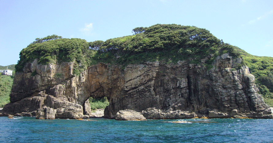 荒波がつくりあげた日本最大級の海蝕洞門！足摺岬の白山洞門へ行こう