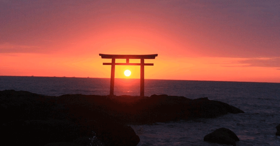 新年は朝日に願かけ 海上の岩場に立つ鳥居越しに日の出を拝む 茨城県大洗町 トヨタ自動車のクルマ情報サイト Gazoo