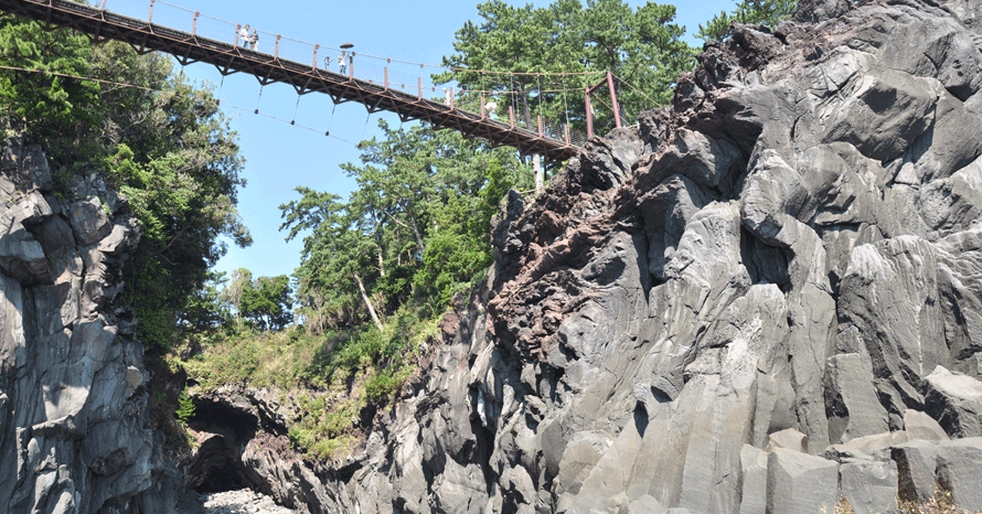 つり橋にドキドキ！断崖絶壁が続く城ヶ崎海岸を歩いてみよう 静岡県