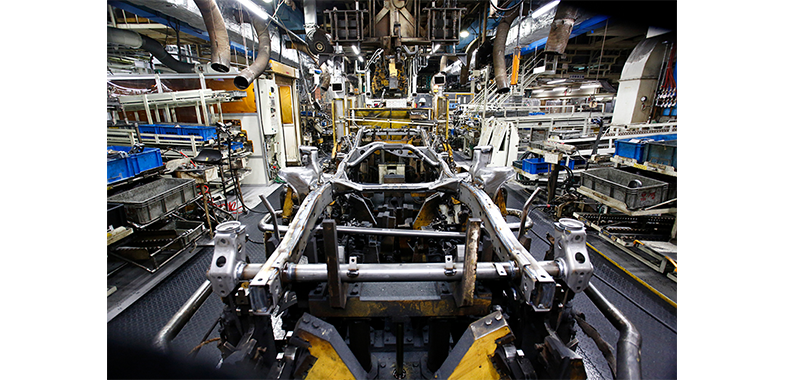 ラダーフレームってどんなもの トヨタのクルマ作りを本社工場で見た トヨタ自動車のクルマ情報サイト Gazoo