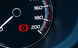 車のメーターパネルに出るビックリマークの意味とは？警告灯一覧付き