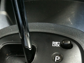 シフトロック解除ボタンはどんな時に使うの 意外と知らないクルマの取説 トヨタ自動車のクルマ情報サイト Gazoo