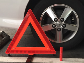 高速道路での事故や故障時に安全に対処するには？　－意外と知らないクルマの取説－