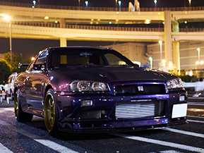 RB26DETTエンジンの末裔、ミッドナイトパープルⅢのボディカラーを纏っ