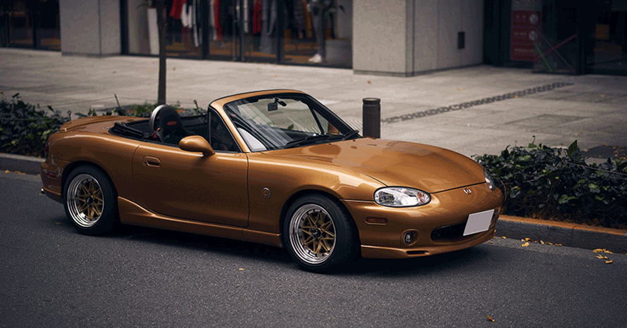新たに夫婦となったカップルと寄り添う愛車。1998年式マツダ