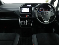 ヴォクシー ZSキラメキ3 8ニンノリ