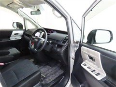 ヴォクシー 2.0ZS 8ニンノリ