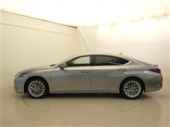 ES300h バージョンL