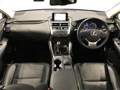 NX200t バージョンL