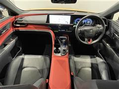 クラウンスポーツPHV RS