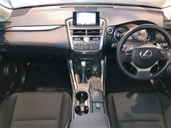 NX300h ヒョウジュン 4WD