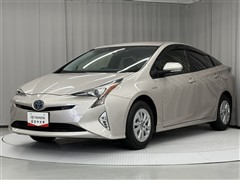 トヨタ　プリウス Sセーフティープラ 4WD