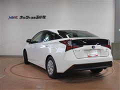 プリウス S E-Four