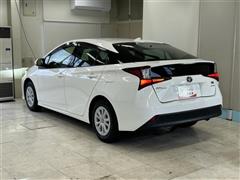 プリウス S E-Four