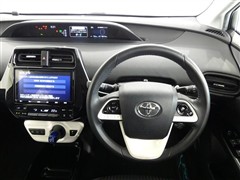 プリウス Sセーフティプラス