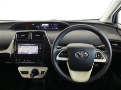 プリウス Sセーフティプラス