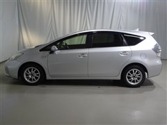 プリウスアルファ S